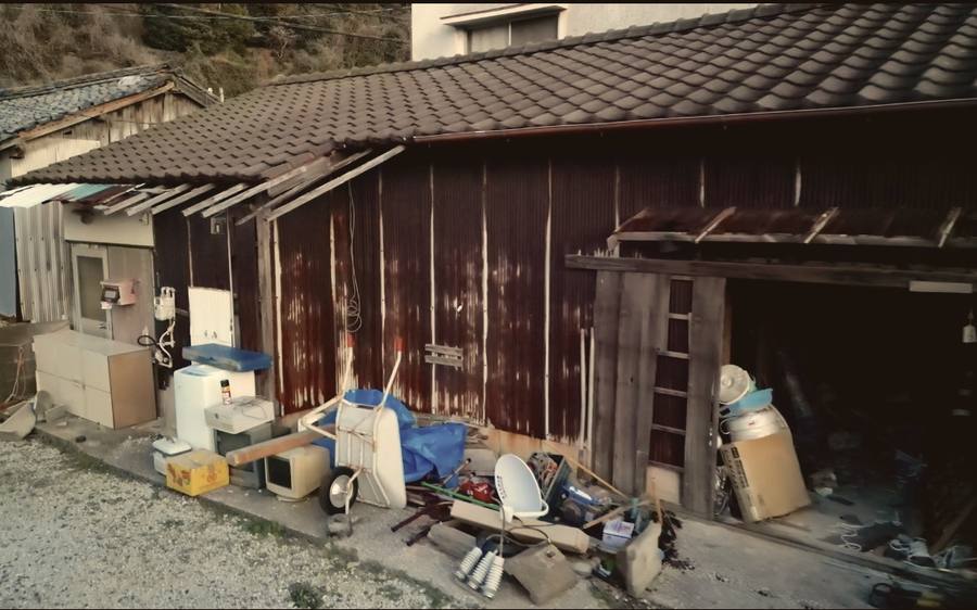 改修前のやまぼうし（荷物が残ったままの倉庫）